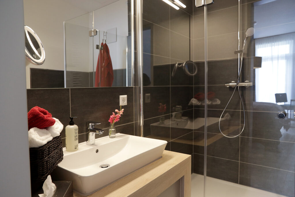 The modern bathrooms of the PM-AM apartments are characterized by beautiful tiles and cosy furnishings.