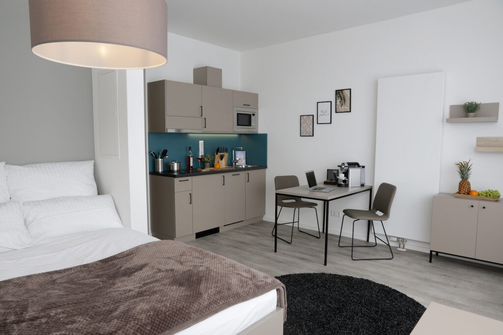 A comfortable bed and a stylish kitchen combined with a relaxed workspace - that's your PM-AM apartment