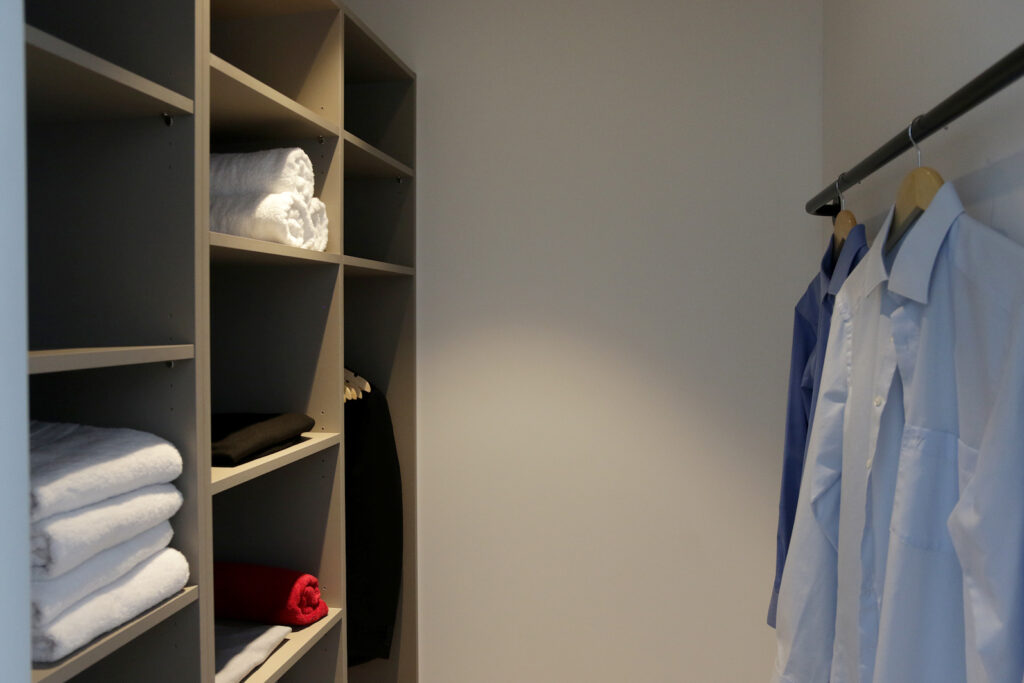 Thanks to ample storage space, you can store your belongings in a space-saving manner.