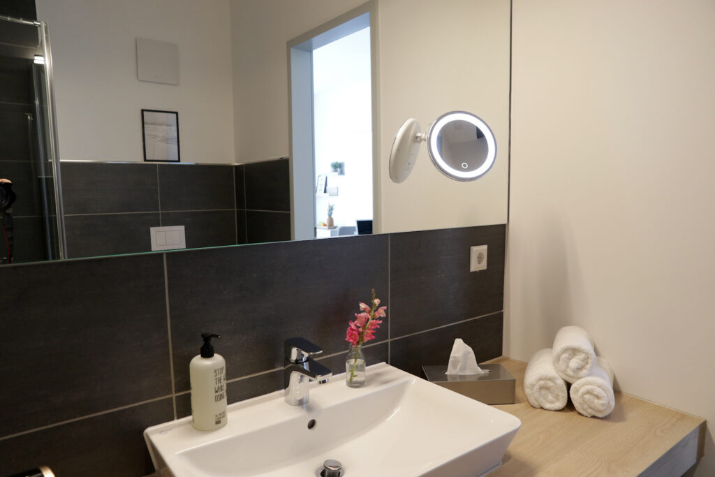 The bathrooms in our PM-AM apartments are equipped with good lighting and various mirrors.